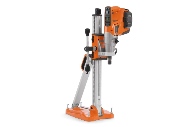 Wiertnica Husqvarna DM 540i zamontowana na statywie DS 150 – wiercenie do 100 mm