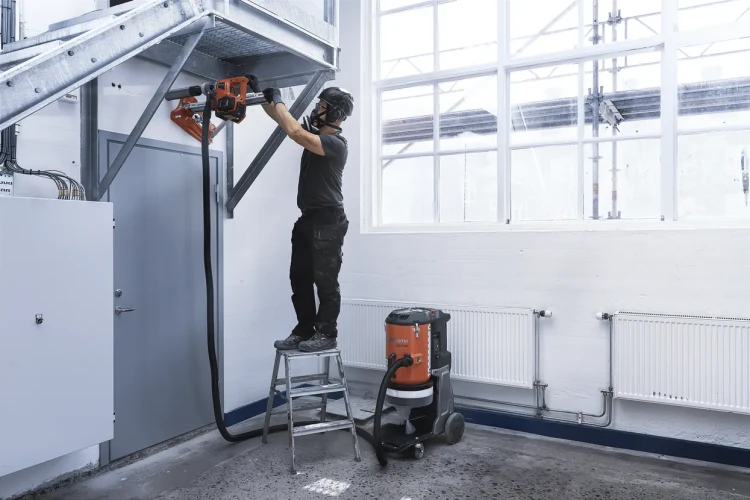 Husqvarna DM 540i podczas wiercenia w betonie – sprzęt diamentowy rob24.pl