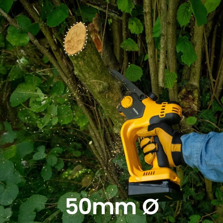 Pilarka akumulatorowa STIGA PR 100e zestaw 20V podczas przycinania gałęzi w ogrodzie