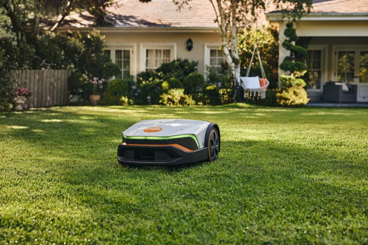 Robot koszący STIHL iMOW 6 do dużych ogrodów do 3000 m² z możliwością profesjonalnego montażu.