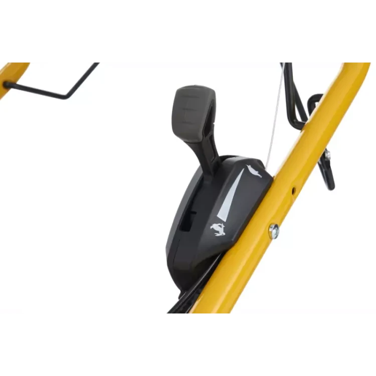 Ergonomiczny uchwyt Fulcrum w kosiarce STIGA Combi 753 V zwiększający komfort koszenia.
